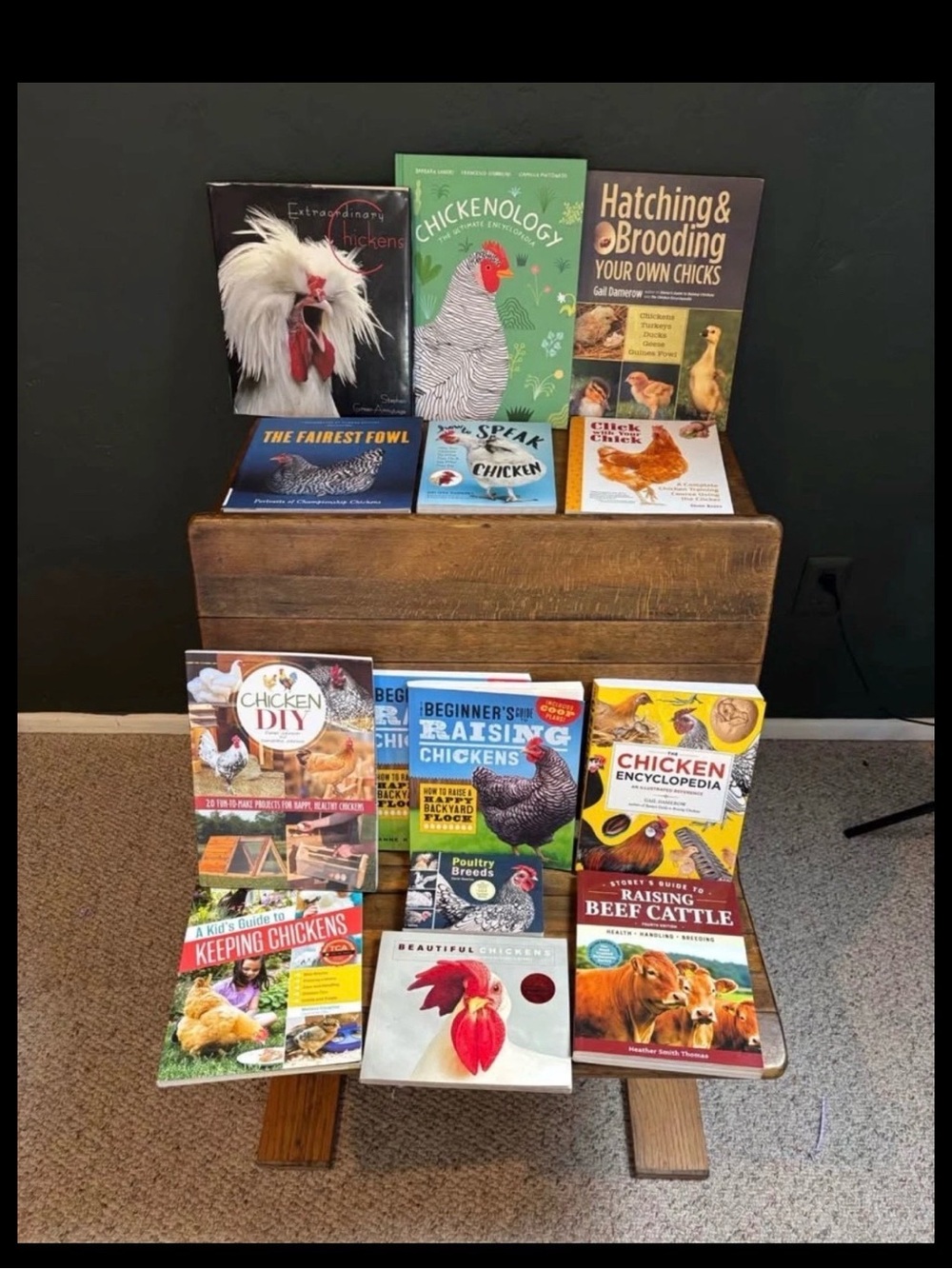 THE ULTIMATE BACKYARD CHICKEN LIBRARY AND